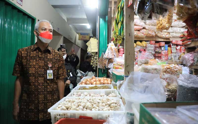 Sidak-Pasar-Muntilan,-Ganjar-Temukan-Minyak-Goreng-Lebih-Murah-Dari-Semarang