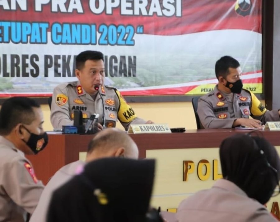 Pra Ops Ketupat Candi 2022 : Kapolres Pekalongan, AKBP. Arief Fajar Satria, saat memberikan paparan adanya area black spot di pantura dan persiapan vaksin drive thru.