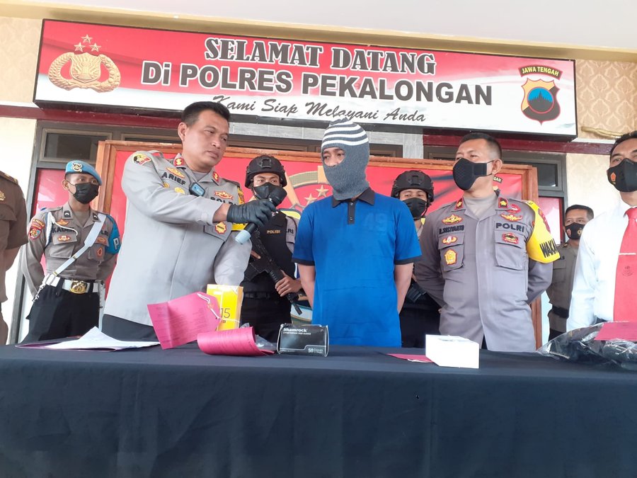 Tersangka penipuan dengan modus polisi gadungan (berkaos biru) saat gelar press conference di mapolres Pekalongan (13/06/2022 - dok. Rasika FM)