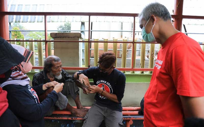 Ganjar Pranowo saat bersama relawan peduli  Orang Dengan Gangguan Jiwa (ODGJ), Senin (18/7) pagi.