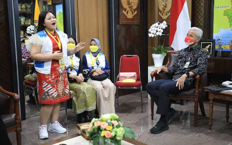 Melvina beserta sejumlah penyintas kanker dari YKAI bertemu Gubernur Jateng Ganjar Pranowo di kantornya, Selasa (12/7).