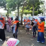 Mengawali tahun ajaran baru 2023/2024 TK Aisyiyah Bustanul Athfal (ABA) Nyamok Kajen, gelar masa pengenalan lingkungan sekolah (MPLS). Puncak MPLS dilaksanakan di halaman Dinas Perhubungan Kabupaten Pekalongan yang dihadiri para guru, peserta didik dan orang tua, Sabtu (29/07/2023).