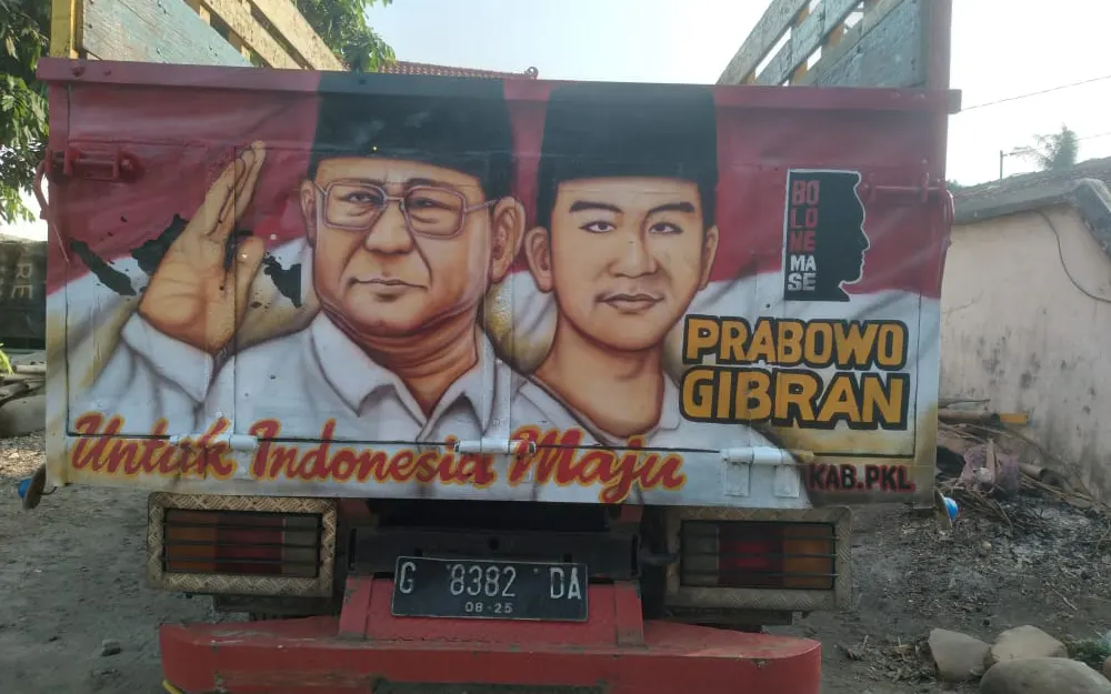 Paska pendaftaran Pasangan Capres-cawapres, Prabowo Subianto - Gibran Rakabuming pekan lalu, gambar pasangan calon mulai mewarnai jalanan di Kabupaten Pekalongan. Tak hanya baliho ataupun spanduk, namun sejumlah truk terbuka terpampang gambar Prabowo- Gibran.