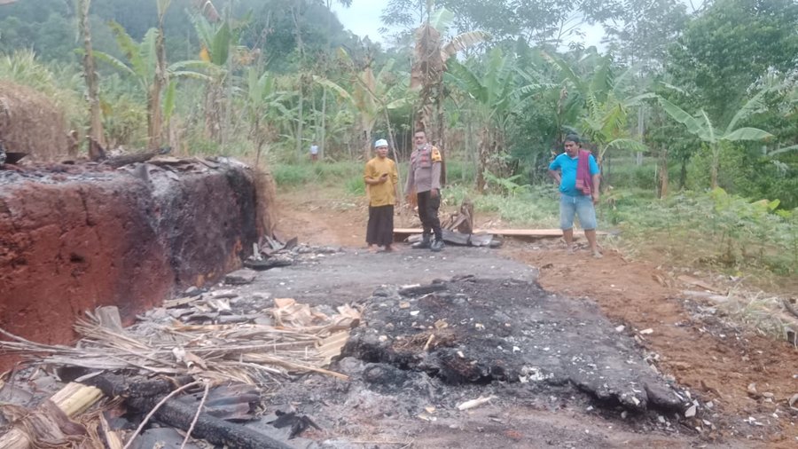 BAKAR SAMPAH - Akibat lalai saat membakar sampah, kandang beserta 2 ekor sapi dilalap api (07/10/2023 - dok. Humas)