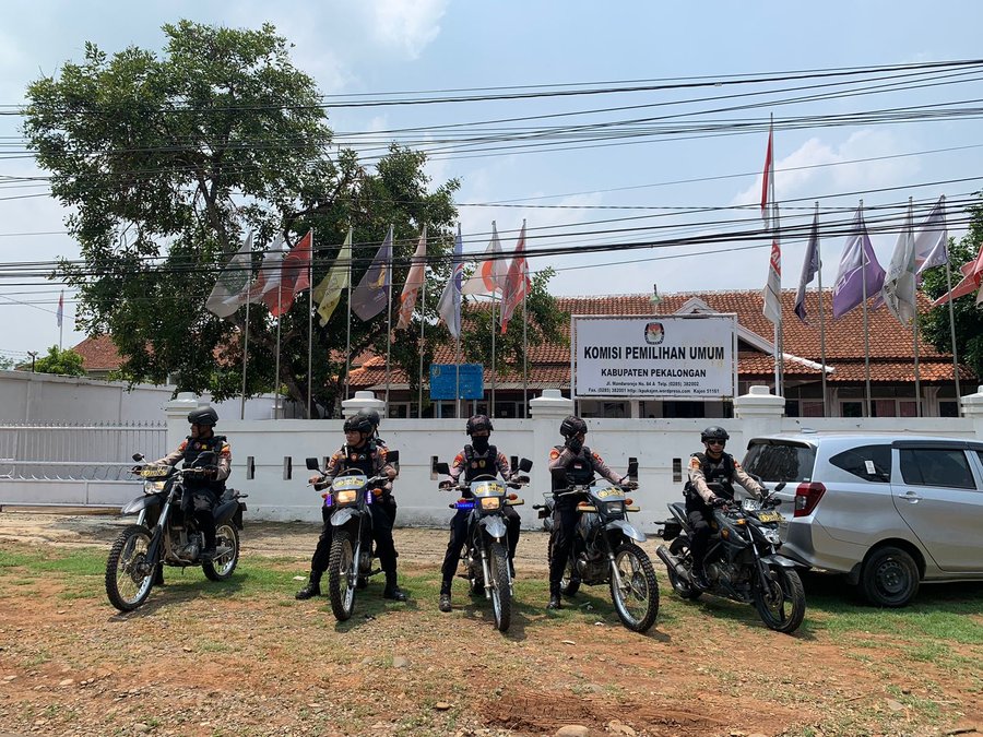 PATROLI - Petugas dari Polres Pekalongan berpatroli di obyek vital selama gelaran Pemilu 2024 (dok. Humas)