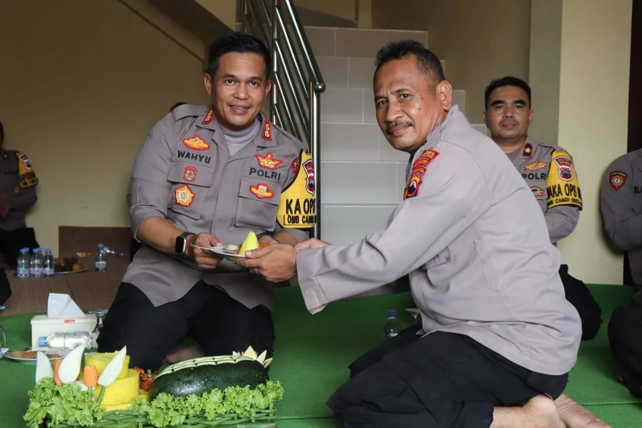 TUMPENG - Kapolres Pekalongan, AKBP Wayhu Rohadi saat menghadiri tasyakuran Polsek Wiradesa menemapti gedung baru 17/01/2024 - dok. Humas)