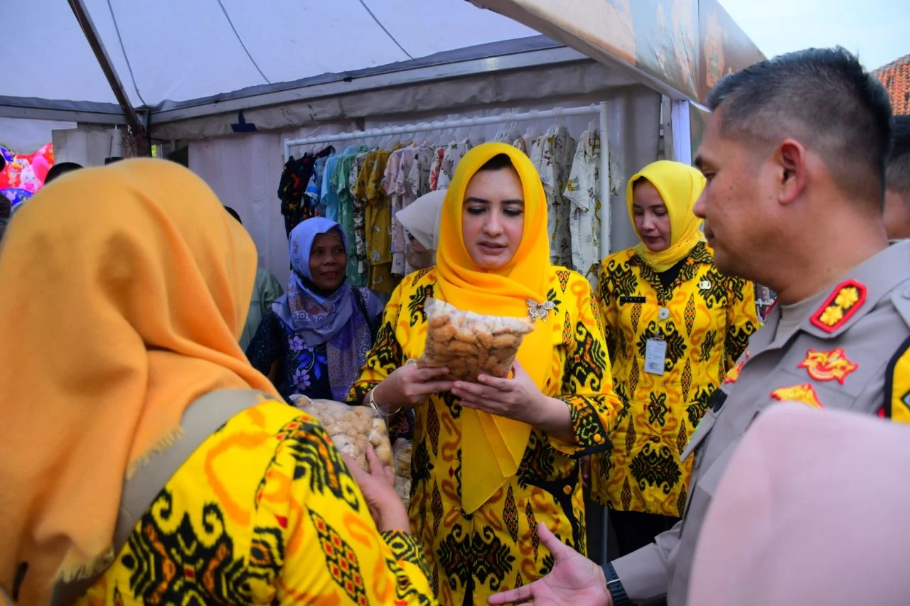 BAZAR - Bupati Fadia usai membuka Bazar UMKM di halaman Kecamatan Sragi (dok. Prokompim)