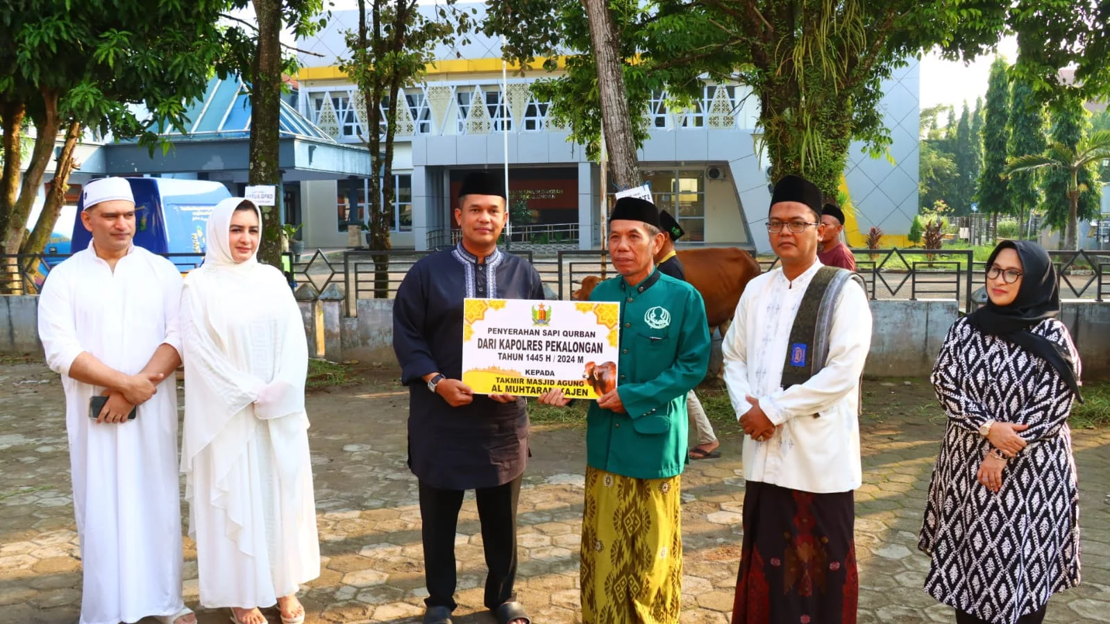 QURBAN - Kapolres Pekalongan , AKBP Wahyu Rohadi saat penyerahan simbolis hewan qurban di masjid Al Muhtarom Kajen (dok. Polres)