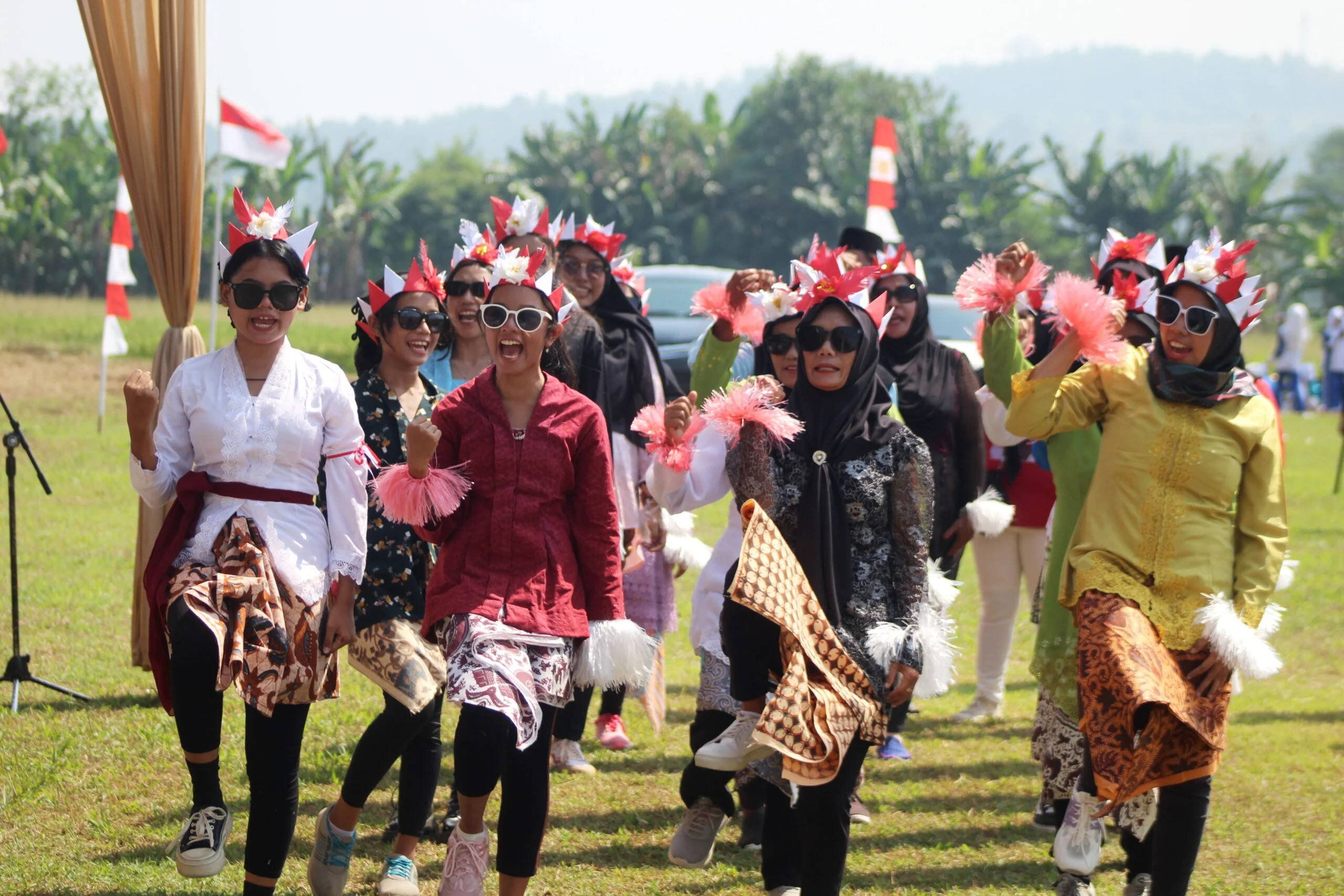 KARNAVAL – Salah satu kelompok peserta lomba karnaval menunjukan semangat yang luar biasa dalam menyemarakkan peringatan HUT ke 79 RI tingkat Kecamatan Kesesi di lapangan desa Jagung Kesesi (17/08/2024 – dok. Bagus Rasika FM)