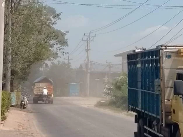 POLUSI – Keluhan warga karena polusi udara yang diduga akibat dari aktifitas pabrik beton curah (ready mix) di jalan raya Bojong – Sragi Desa Sembung Jambu Kecamatan Bojong