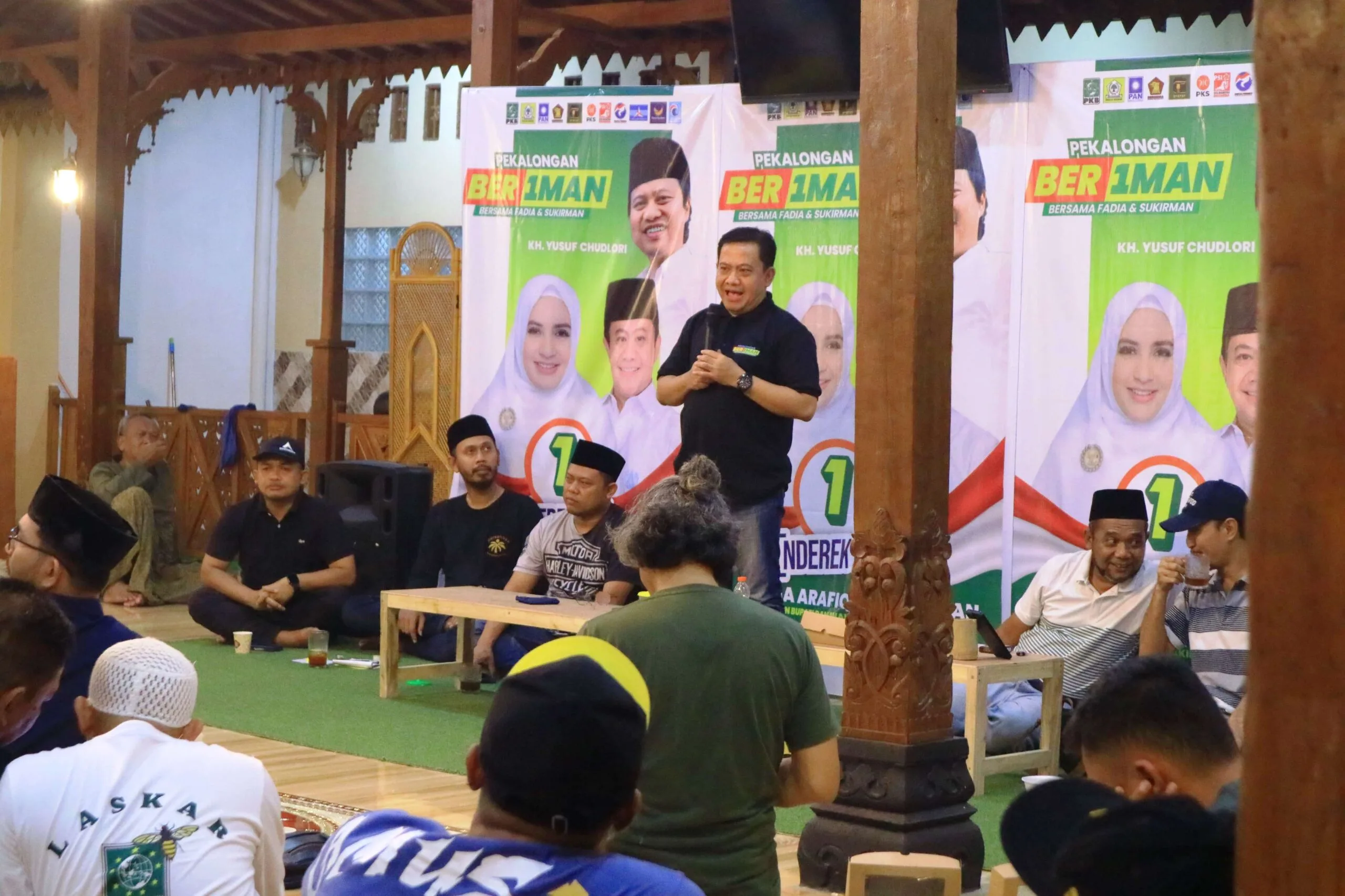 BERIMAN - Calon wakil Bupati dari paslon 1, Sukirman saat orasi politik dalam koordinasi dan konsolidasi dengan laskar Beriman se-Kabupaten Pekalongan (05/11/2024 - dok. Bagus Rasika FM)