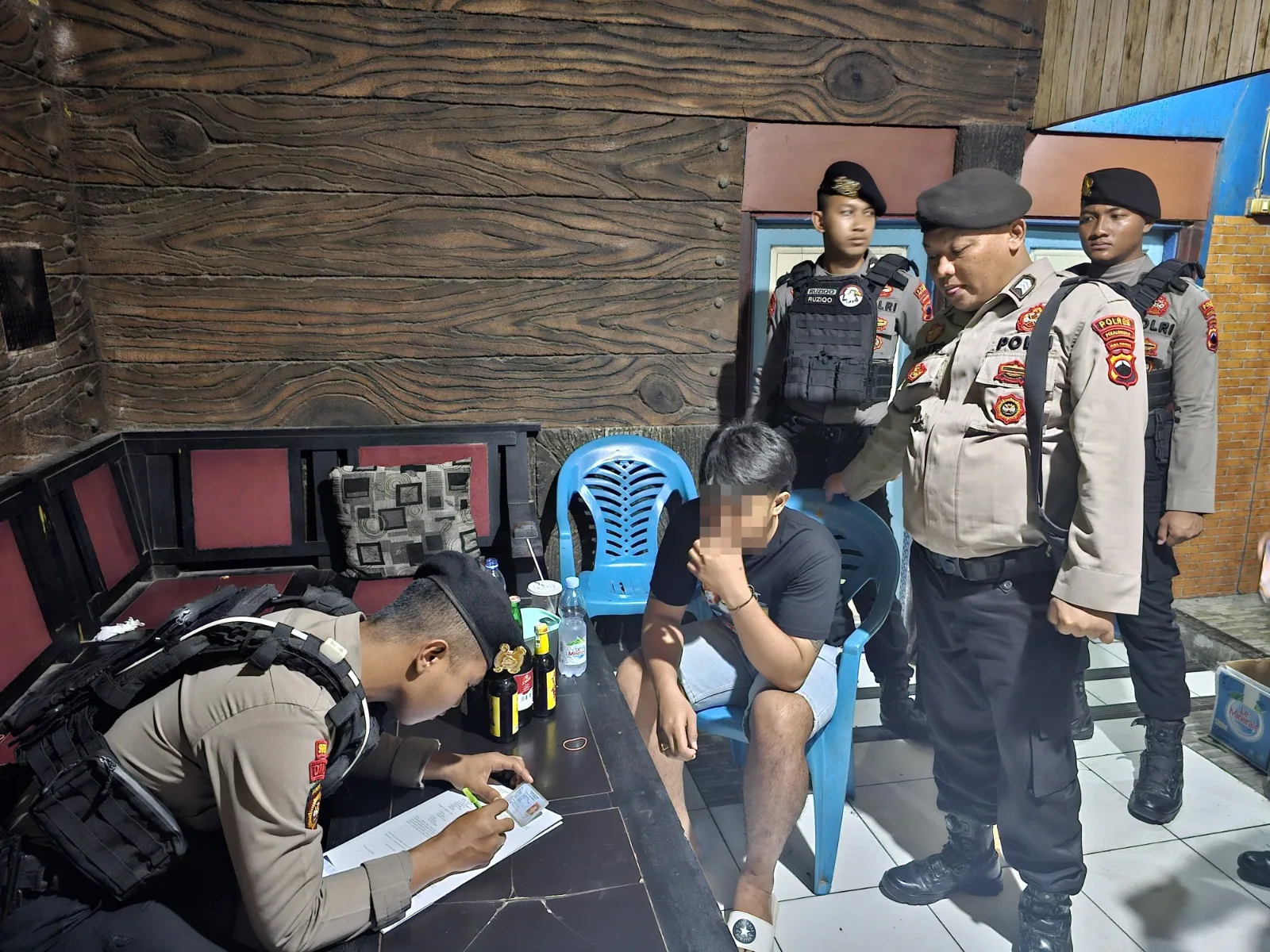 Polres Pekalongan dan Satpol PP merazia sejumlah kafe di pantura yang menjual miras (dok. Humas)