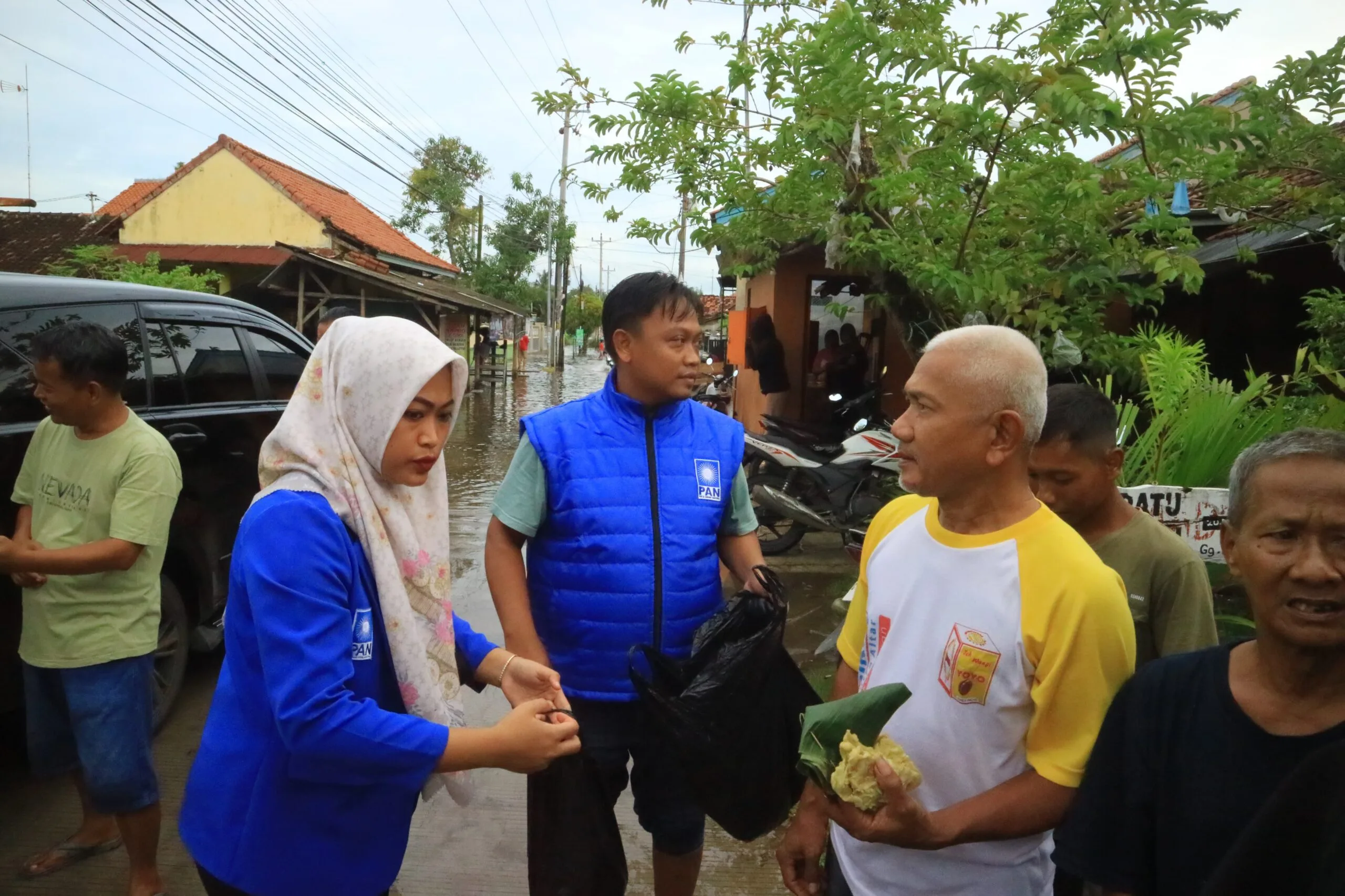 Wakil Ketua DPRD, Ahmad Ridhowi dan anggota DPRD Kabupaten Pekalongan, Umi Farida membagikan logistik dan makanan siap santap kepada korban banjir di Wonokerto dan Wiradesa (22/01/2025 - Dok. Bagus Rasika FM)