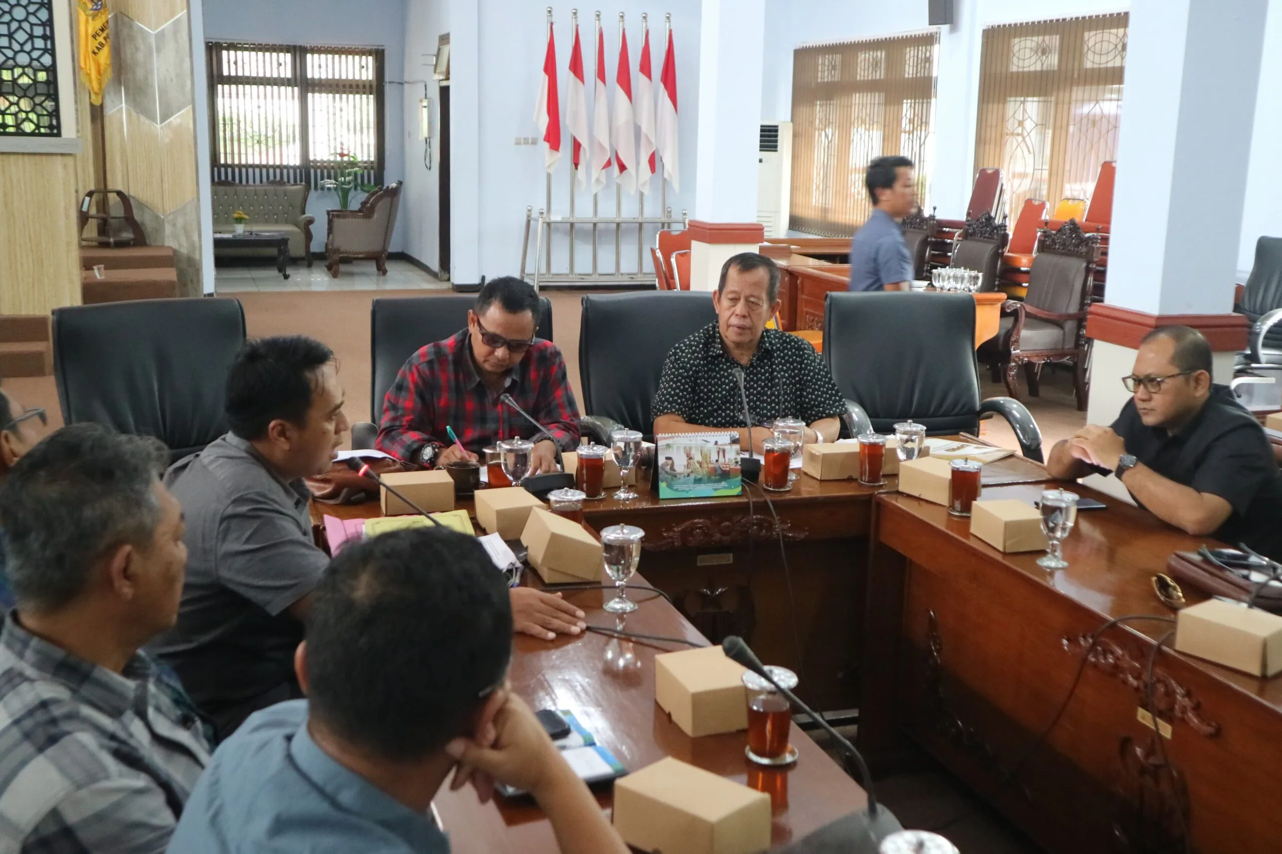 Ketua DPRD Kabupaten Pekalongan, Abdul Munir saat memimpin rapat koordinasi dengan eksekutif membahas percepatan pemulihan pasca bencana (dok. Bagus - Rasika FM)
