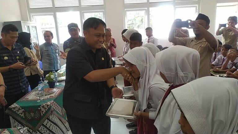 Wakil Ketua DPRD Kabupaten Pekalongan, Ahmad Ridhowi saat menghadiri launcing program makanan bergizi di Wonopringgo (dok. Istimewa)