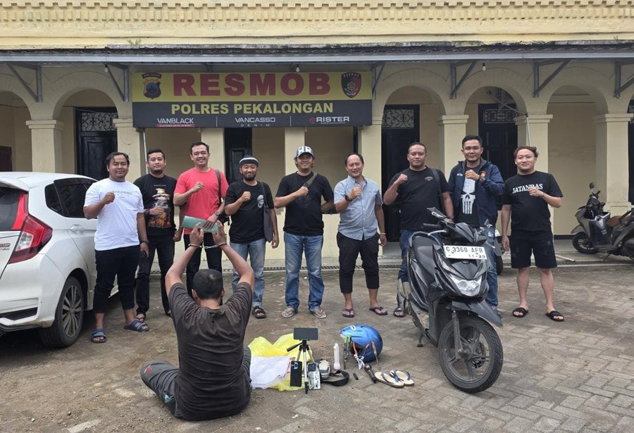 IMG-20251031-WA0016 Tim Resmob Satreskrim Polres Pekalongan saat mengamankan terduga pelaku pencurian dengan pemberatan yang membobol ruang guru SDN 03 Tengengwetan, Kecamatan Siwalan.