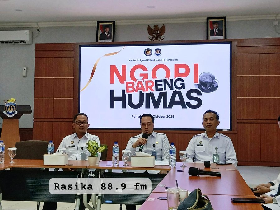 NGOPI 1 Suasana hangat kegiatan ‘Ngopi Bareng Humas’ di Kantor Imigrasi Kelas I Non TPI Pemalang, Rabu (29/10/2025), yang dihadiri Kakanwil Ditjen Imigrasi Jawa Tengah Haryono Agus Setiawan (kiri). Momen ini memperkuat kolaborasi antara Imigrasi dan media di Pekalongan Raya (dok. Bagus - Rasika FM Pekalongan)