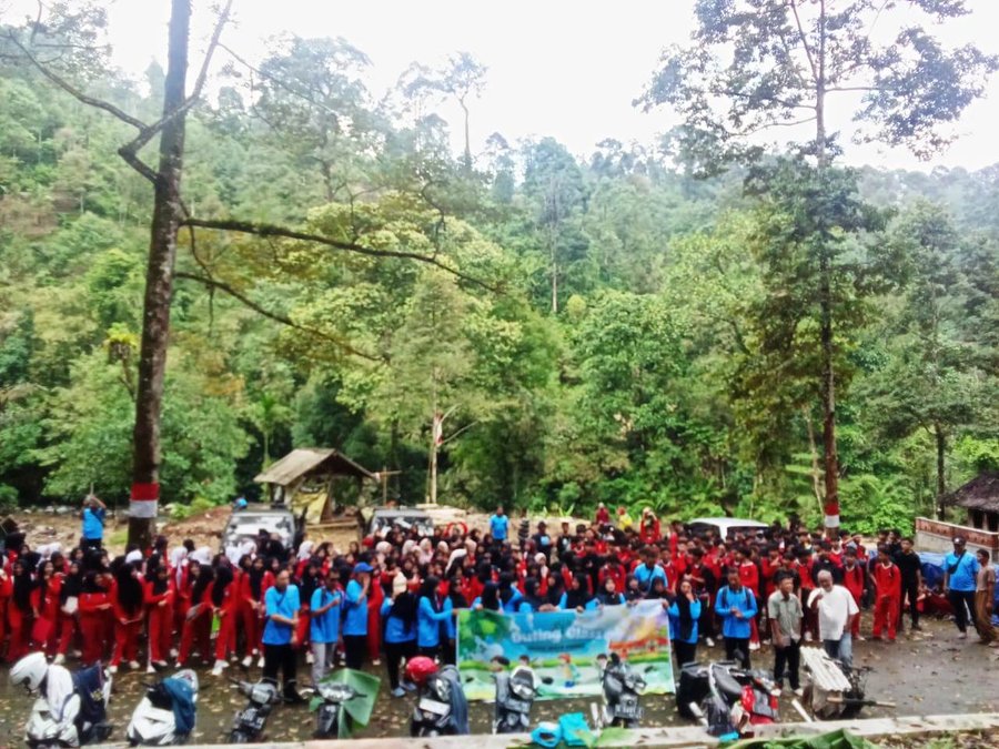 WATU 2 Seru! Ratusan siswa SMA Negeri 1 Talun menjelajah alam dan belajar langsung di Situs Watu Purba Watu Bahan, Lemah Abang, Doro. Belajar geologi, flora-fauna, sampai bikin sketsa batuan pun mereka lakukan! (dok. Istimewa)