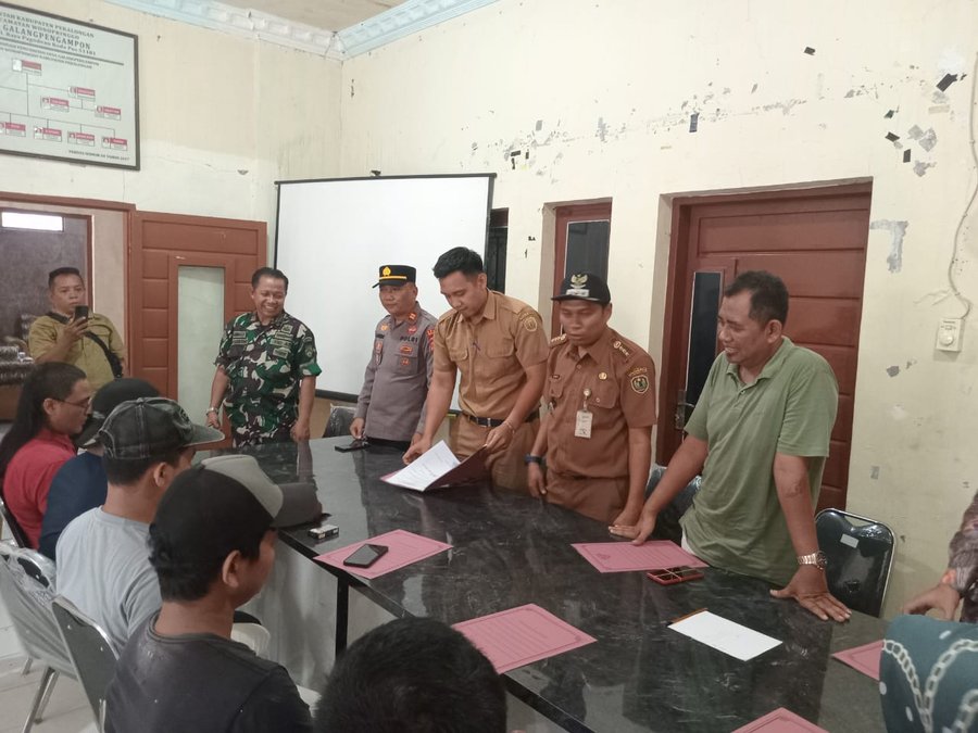 WhatsApp Image 2025-10-21 at 20.51.21 Suasana mediasi pembangunan Satuan Pelayanan Pemenuhan Gizi (SPPG) di Balai Desa Galangpengampon, Kecamatan Wonopringgo, Kabupaten Pekalongan, Selasa (21/10/2025). Pertemuan yang dihadiri unsur pemerintah, TNI-Polri, pengembang, dan perwakilan warga ini berhasil mencapai kesepakatan bersama terkait penyediaan akses jalan bagi warga.