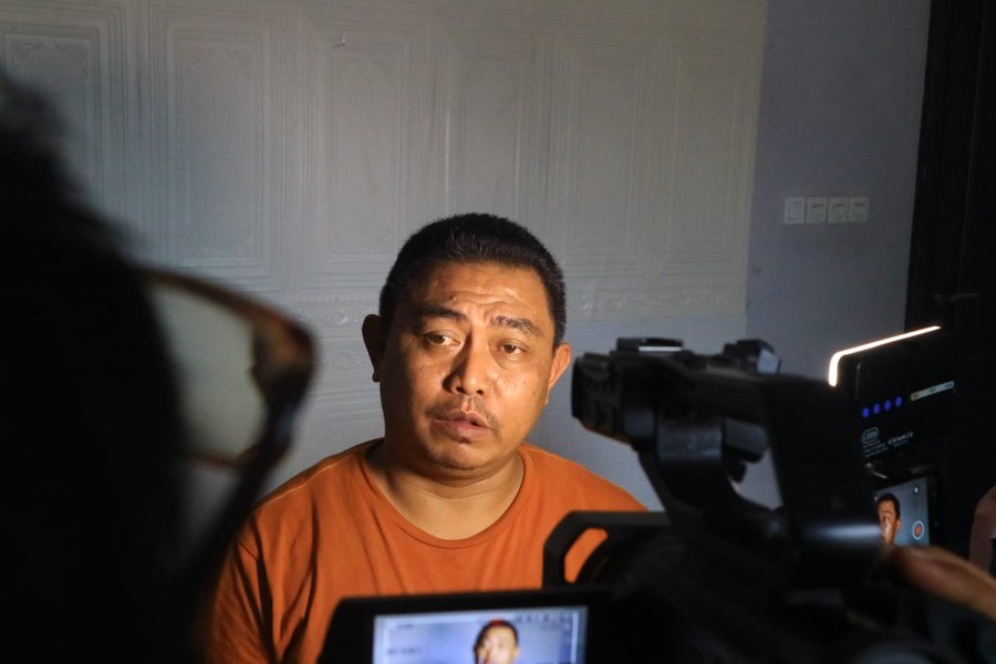 WhatsApp Image 2025-10-23 at 21.31.59 Korban dugaan penipuan jalur khusus masuk Akpol, Dwi Purwanto, memberikan keterangan kepada wartawan di rumahnya di Kulu Karanganyar, Kamis (23/10/2025). Ia mengaku telah melaporkan kasus tersebut ke Polda Jawa Tengah. (Foto: Bagus - Rasika FM Pekalongan)