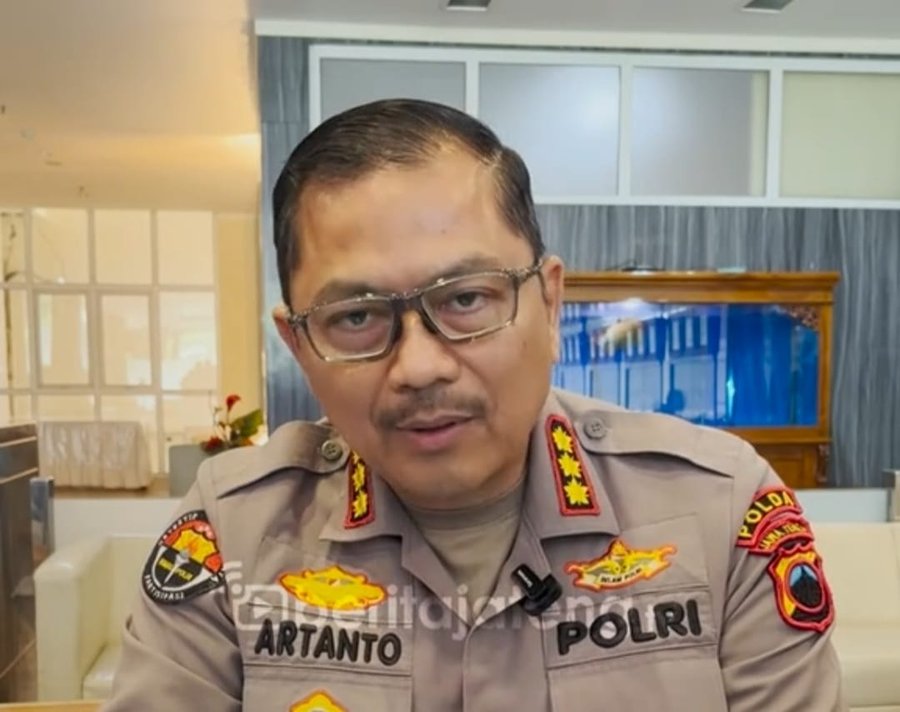 WhatsApp Image 2025-10-24 at 17.43.23 Kabid Humas Polda Jawa Tengah Kombes Pol Artanto saat memberikan keterangan pers terkait pengungkapan kasus dugaan penipuan dengan modus janji kelulusan Akpol yang melibatkan dua oknum anggota Polres Pekalongan. (23/10/2025 - source : beritajateng.tv)