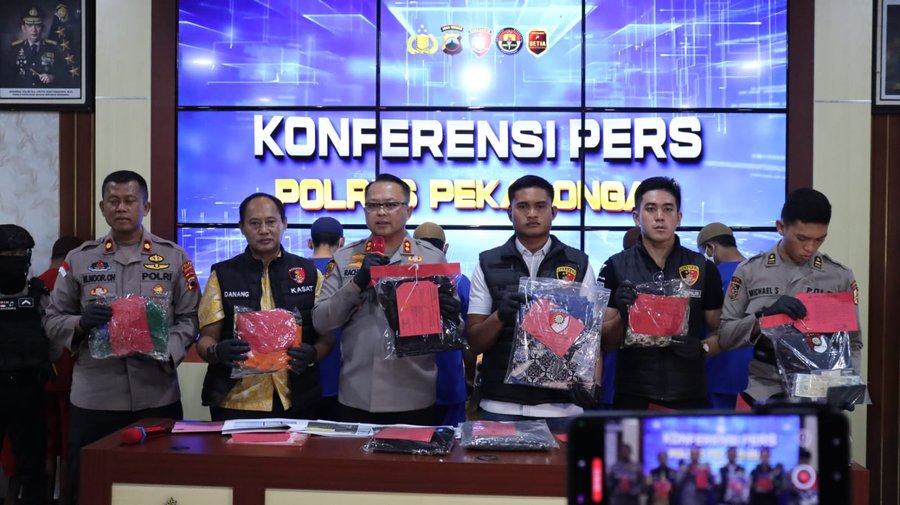 WhatsApp Image 2025-10-24 at 17.55.49 Kapolres Pekalongan AKBP Rachmad C. Yusuf, S.I.K., M.Si. didampingi jajaran Satreskrim memaparkan hasil pengungkapan lima kasus tindak pidana yang terjadi selama September hingga Oktober 2025, dalam konferensi pers di Aula Polres Pekalongan, Jumat (25/10/2025 - dok. Humas)