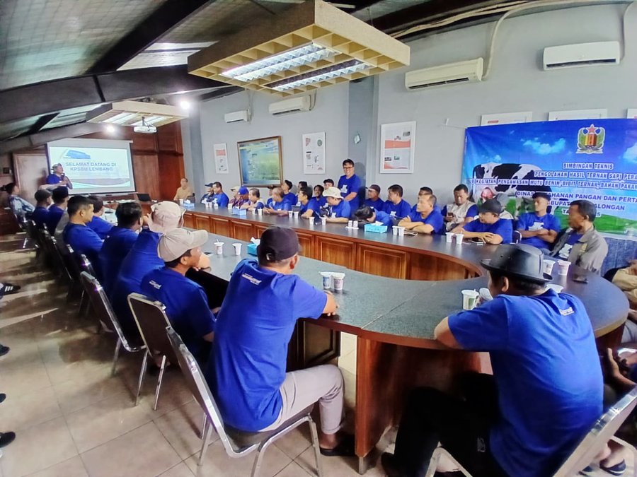 WhatsApp Image 2025-10-25 at 10.30.15 Para peternak sapi asal Kabupaten Pekalongan mengikuti kegiatan bimbingan teknis pengolahan hasil ternak sapi perah di Koperasi Peternak Sapi Bandung Utara (KPSBU) Lembang, Sabtu (25/10/2025 - doc. Bagus - Rasika FM)