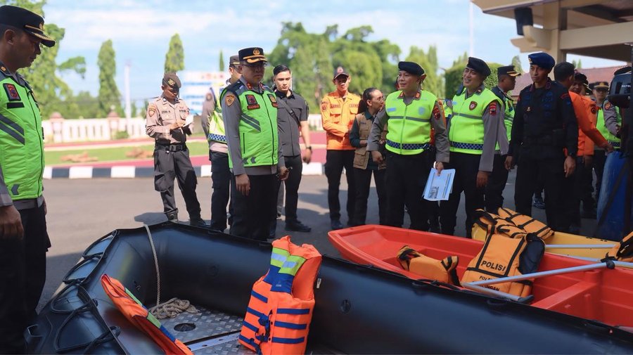 WhatsApp Image 2025-10-31 at 07.45.07 Kapolres Pekalongan AKBP Rachmad C. Yusuf, S.I.K., M.Si. memimpin pengecekan peralatan tanggap bencana usai apel asesmen di Mapolres Pekalongan, Kamis (30/10/2025). Kegiatan ini sebagai bentuk kesiapsiagaan Polres Pekalongan menghadapi potensi cuaca ekstrem di wilayahnya