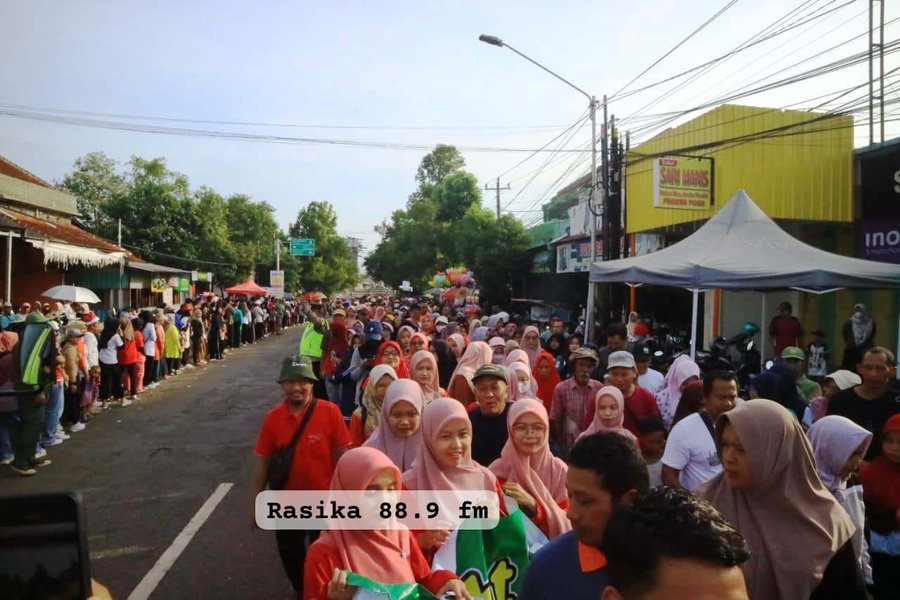 jalan 1 Ribuan warga Kajen tumpah ruah mengikuti Jalan Sehat Keluarga Besar Bani Turmudi dalam rangka memperingati Hari Sumpah Pemuda, Minggu (26/10/2025 - dok. BaguS - Rasika FM)