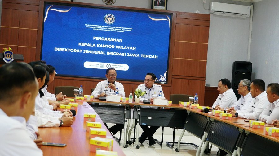 ngopi 3 Kepala Kantor Wilayah Direktorat Jenderal Imigrasi Jawa Tengah, Haryono Agus Setiawan, memberikan pengarahan kepada seluruh pegawai Kantor Imigrasi Kelas I Non TPI Pemalang, Rabu (30/10/2025). Dalam arahannya, beliau menekankan pentingnya peningkatan kualitas sarana prasarana, disiplin, integritas, dan kolaborasi lintas seksi sebagai langkah nyata menuju Zona Integritas WBBM.