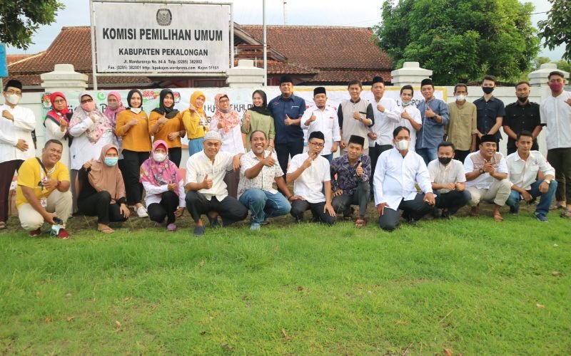 Foto bersama dengan seluruh peserta berbagi takjil. (KPU Kabupaten Pekalongan, Hotel Marlin Pekalongan dan Radio Rasika Pekalongan.