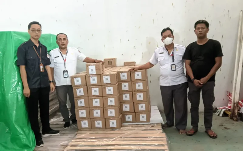 KPU Kabupaten Pekalongan menerima sebanyak 5824 botol tinta untuk Pemilu 2024 dari penyedia di Jakarta. Setiap TPS di kabupaten tersebut membutuhkan 2 botol tinta, dengan tambahan 10 botol cadangan untuk keperluan darurat. Persiapan logistik Pemilu 2024 berlanjut dengan pengiriman kotak suara dan pemantauan melalui Aplikasi Logistik (Silog) untuk pengaturan lebih lanjut.
