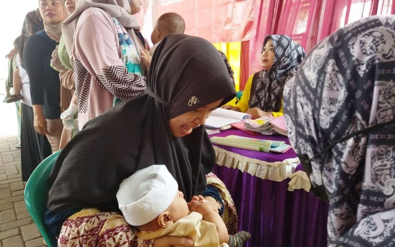 Pemeriksaan kesehatan dan edukasi mengenai pentingnya zat besi bagi tumbuh kembang anak (dok. Istimewa).