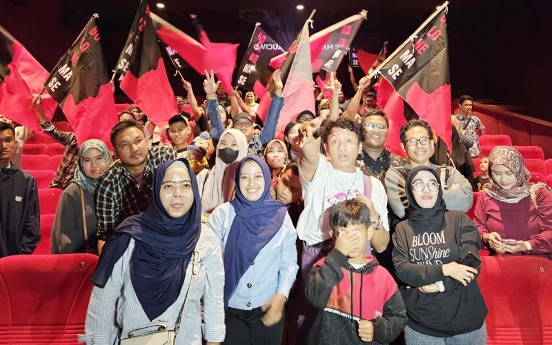 AMBYAR - Bolone Mase Kabupaten Pekalongan menggelar nobar di bioskop untuk menonton film musikal "Ambyar Mak Byar" (dok. Istimewa)