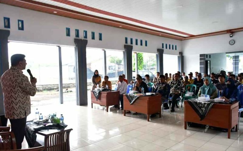 Suasana sosialisasi Empat Pilar Kebangsaan di Kota Pekalongan, saat peserta menyimak pemaparan bersama Ashraff Abu dalam dialog penguatan nilai Pancasila dan persatuan bangsa (dok. Istimewa)