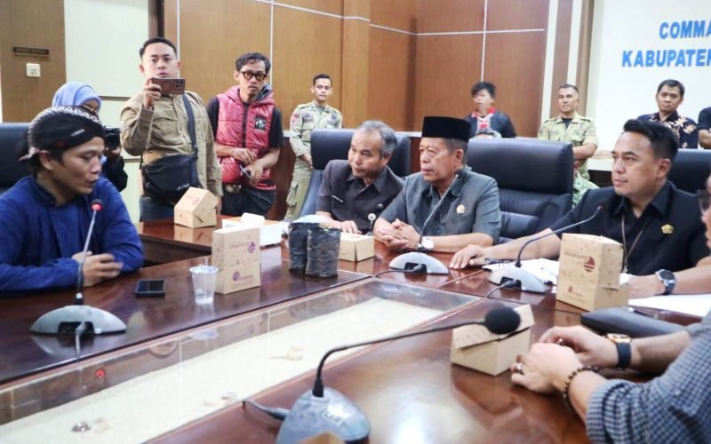 Suasana audiensi terkait kasus yang sebelumnya menjadi sorotan di SDN Langkap 2 Kedungwuni. Pertemuan berlangsung di Ruang Rapat Bupati Pekalongan (11/09/2026), dengan pihak-pihak terkait menyampaikan keterangan dan membahas tindak lanjut atas persoalan tersebut.