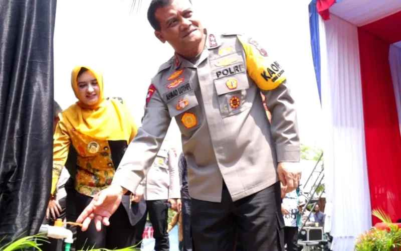 SUMUR BOR - Kapolda Jateng Irjen Pol Ahmad Luthfi dan Bupati Pekalongan Fadia Arafiq dalam peresmian bantuan sumur bor (07/11/2023 - dok. Istimewa)