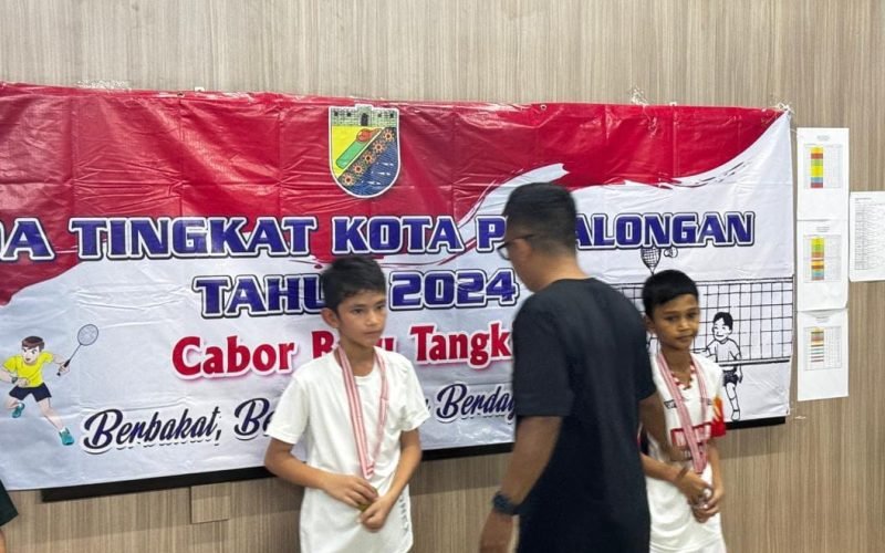 Fareno Khiar Aghadhira (kiri), atlet badminton yunior peraih juara 1 Popda Kota Pekalongan Tahun 2024 yang gagal maju ke tingkat provinsi karena digantikan oleh juara 2 (dok. istimewa)