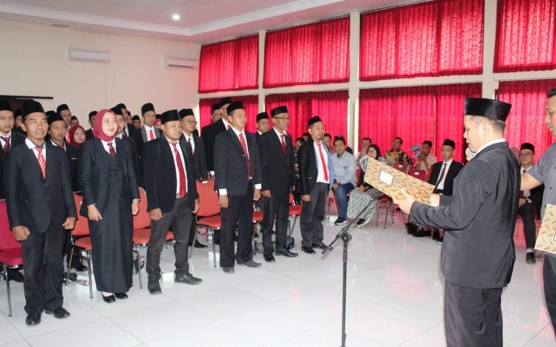 PANWASCAM - Ketua Bawaslu Kabupaten Pekalongan, M. Tohir saat prosesi pelantikan 57 Panwascam se-Kabupaten Pekalongan (24/05/2024 - dok. Bagus Rasika FM)