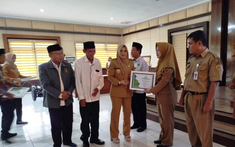 Komitmen bersama memperkuat peran zakat. Bupati Pekalongan Fadia Arafiq didampingi Ketua BAZNAS KH. Muhtarom menyerahkan penghargaan kepada Unit Pengumpul Zakat (UPZ) berprestasi dalam Rapat Koordinasi UPZ se-Kabupaten Pekalongan di Aula Setda, Kajen, Senin (10/2/2026).