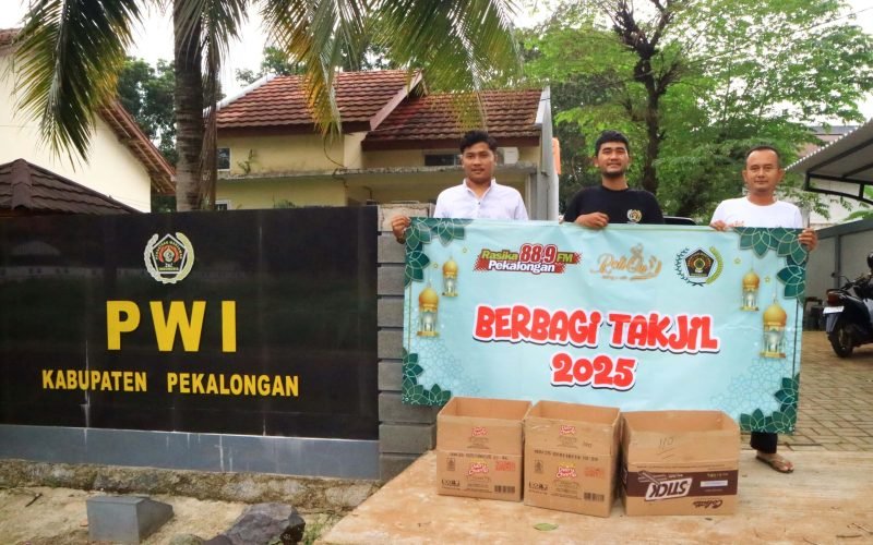 PWI BERBAGI -  Berbagi takjil merupakan salah satu kegiatan PWI Kabupaten Pekalongan di bulan ramadhan tahun ini (dok, Bagus Rasika FM)