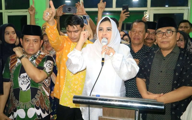 BERIMAN - Paslon Fadia - Sukirman dan Tim Pemenangan mendeklarasikan kemenangan dari hasil hitung cepat di DPC PKB Kabupaten Pekalongan (27/11/2024 - dok. Bagus Rasika FM)