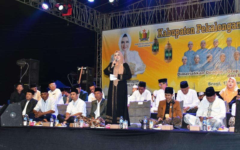 BERSHOLAWAT - Bupati Fadia dalam agenda rutin Pekalongan Bersholawat untuk bersama dan bersatu membangun Kabupaten Pekalongan (Dok. Prokompim)