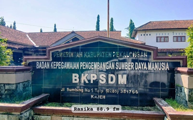 Gedung BKPSDM Kabupaten Pekalongan. BKPSDM menyebut masih terdapat sekitar 48 jabatan administrator yang kosong, sementara pengisian jabatan tersebut ditargetkan dapat dilakukan secepatnya dan diupayakan rampung pada 2026 (dok. Bagus - Rasika FM Pekalongan)