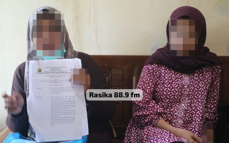 Dua bidan berstatus karyawan BLUD (inisial Y dan D.S.) saat mendatangi Sekretariat PWI Kabupaten Pekalongan di Kajen, Senin (13/4/2026 - Dok. Bagus - Rasika FM Pekalongan)
