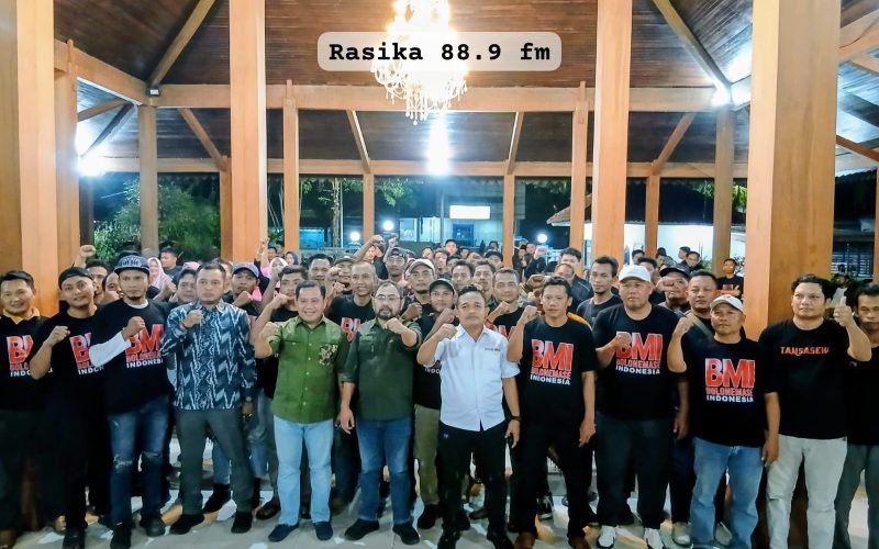 Plt Bupati Pekalongan Sukirman (tengah/hijau)) bersama Koordinator Bolone Mase Kuat Hermawan dan jajaran relawan saat konsolidasi Bolone Mase Indonesia di Pendopo Wakil Bupati Pekalongan, Kajen, Selasa (8/9/2026 - dok. Bagus - Rasika FM Pekalongan).
