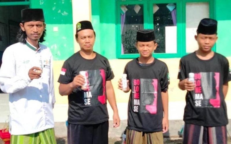 BOLONE MASE - Sejumlah santri mendapatkan pembagian susu gratis oleh Bolone Mase Kabupaten Pekalongan (dok. Istimewa)