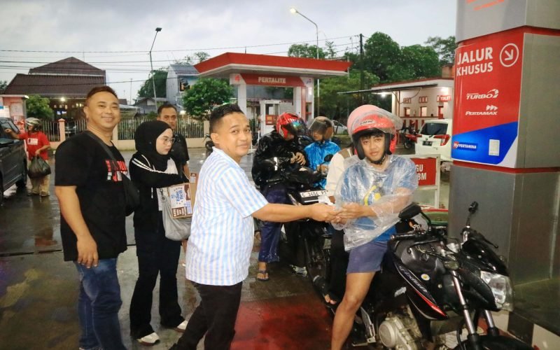 BOLONE MASE - Koordinator Bolone Mase Kabupaten Pekalongan, Aap Pratama saat membagikan takjil kepada pemudik (28/03/2025 - dok. Bagus Rasika Pekalongan)