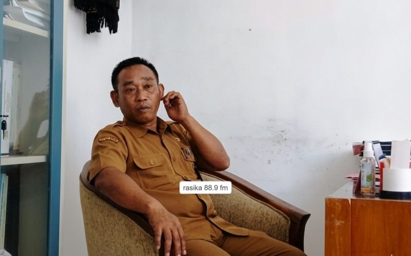 Oknum ASN terduga percaloan tenaga outsourcing, Tanto alis Bongol saat memberikan klarifikasi kepada reporter Rasika FM di di Kantor Kecamatan Karanganyar, Kabupaten Pekalongan, Senin (13/4/2026). Hingga kini, kasus dugaan penarikan uang dari sejumlah korban dengan iming-iming pekerjaan tersebut belum menemui penyelesaian.