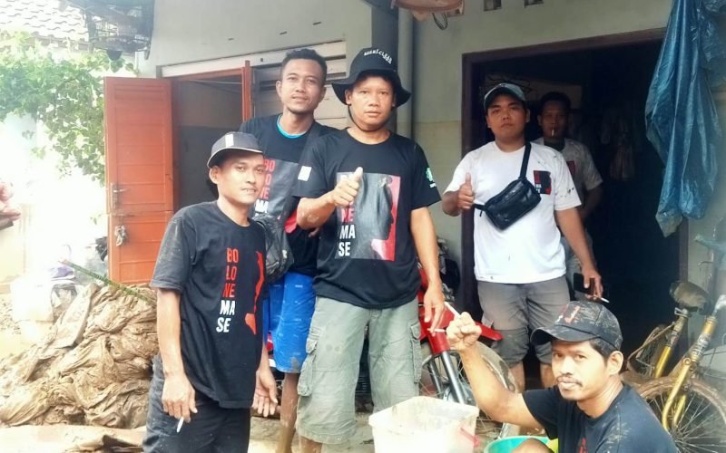 BOLONE MASE - Sejumlah relawan Bolone Mase melakukan aksi sosial membersihkan sisa lumpur pasca banjir bandang di Kranji Kedungwuni (dok. Istimewa)